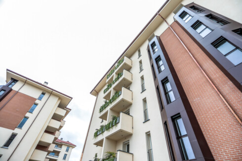 Visione dal basso di una facciata della Residenza Bramante, Monza