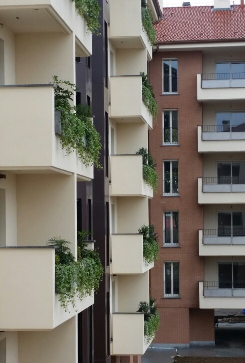 Visione frontale della facciata della Residenza Bramante, Monza